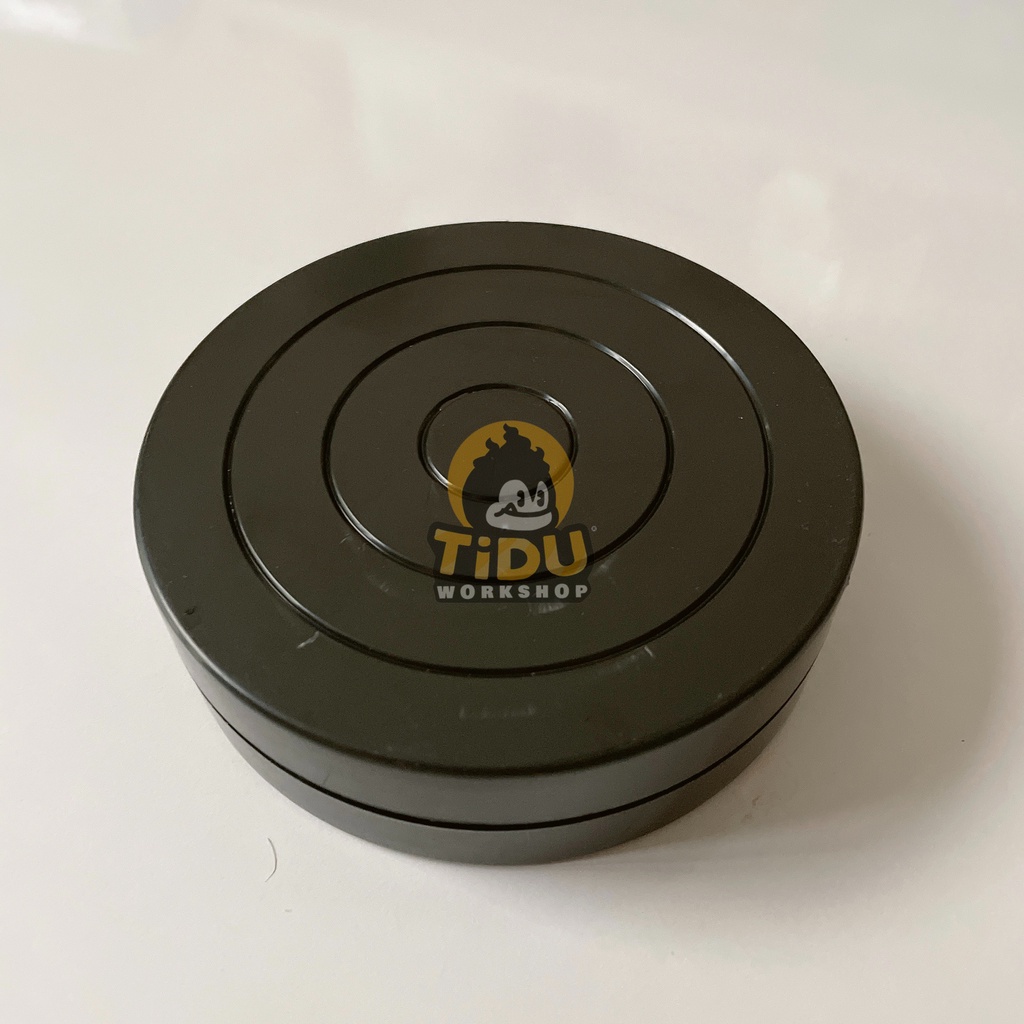 Bàn xoay mini, giúp thao tác dễ dàng khi tô màu hoặc nặn tượng.