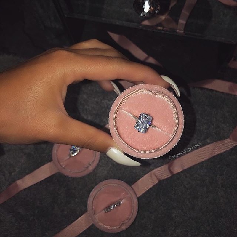 Nhẫn Cưới Mặt Vuông Đính Hạt Kim Cương Sang Trọng