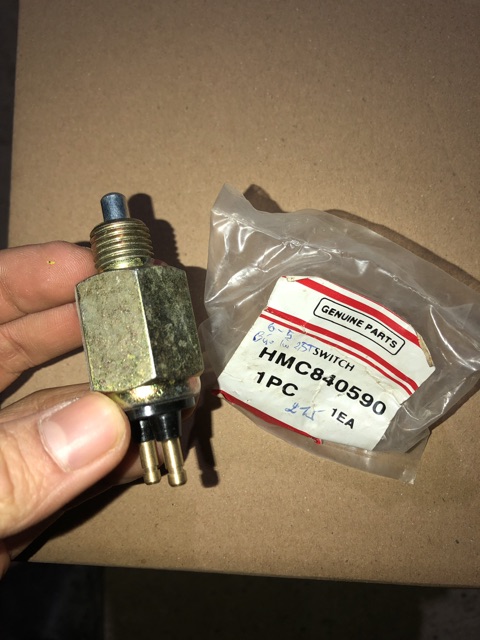 phutungthaythe| núm báo lùi ô tô huyndai 2,5 tấn ( núm báo lùi oto)