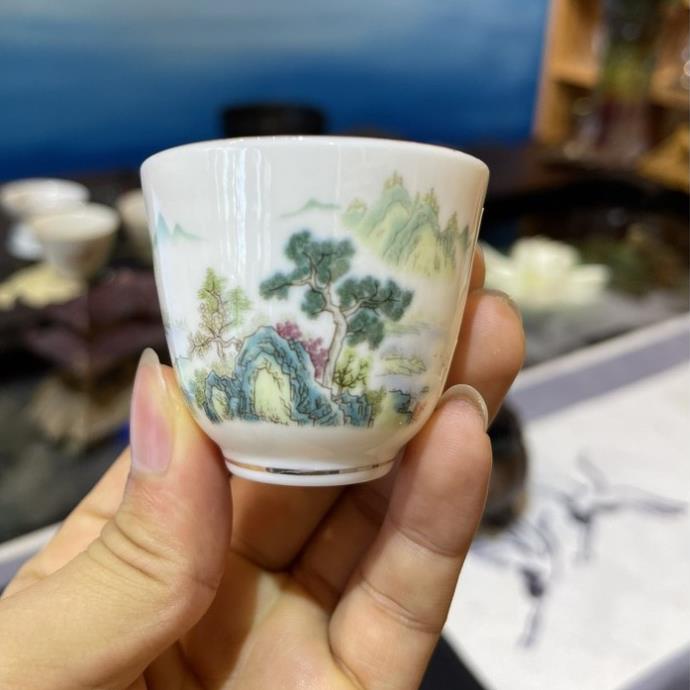 Chén trà sứ Cảnh Đức với nhiều hoạ tiết, dùng uống trà xanh, trà có hương thơm.