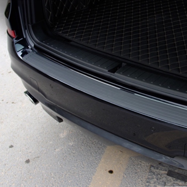 Cao su dán cốp sau chống trầy xe ô tô