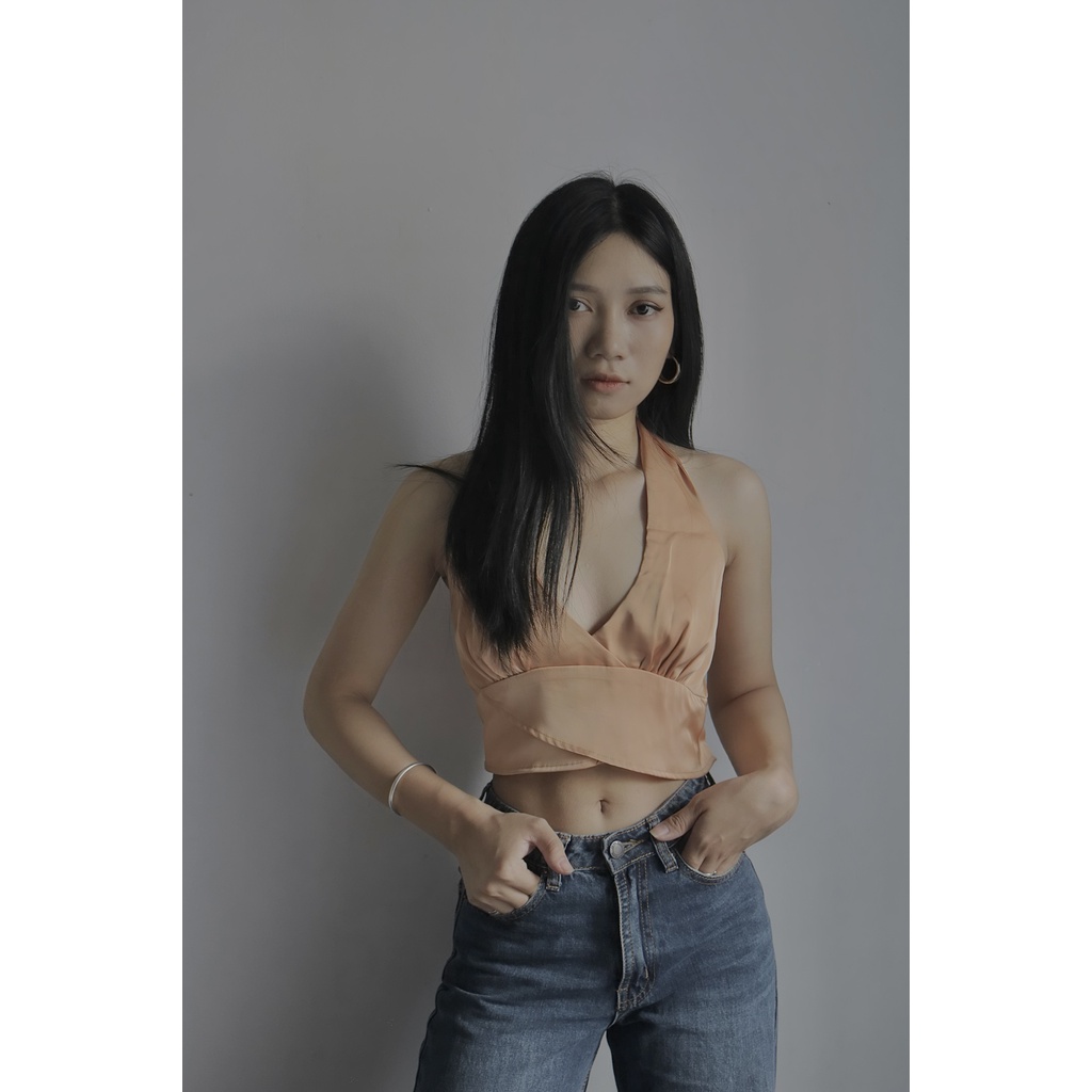 Áo croptop hai dây thiết kế cột cổ