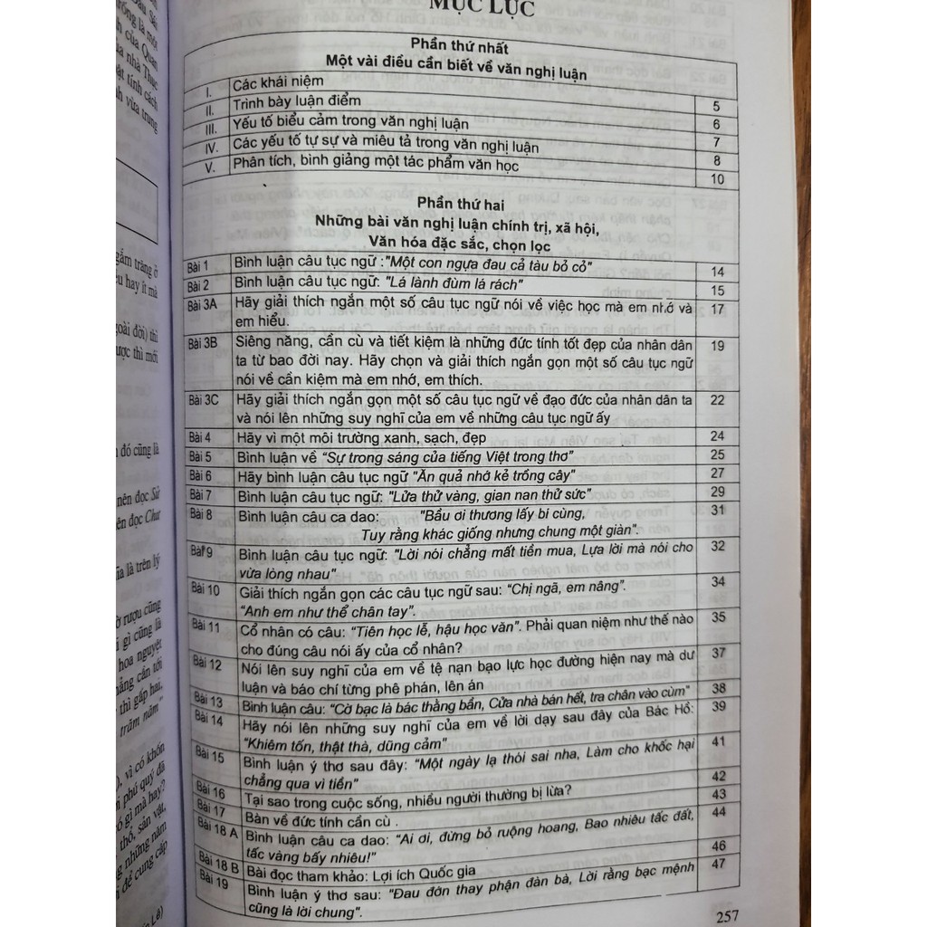 Sách - Những bài văn nghị luận đặc sắc 10