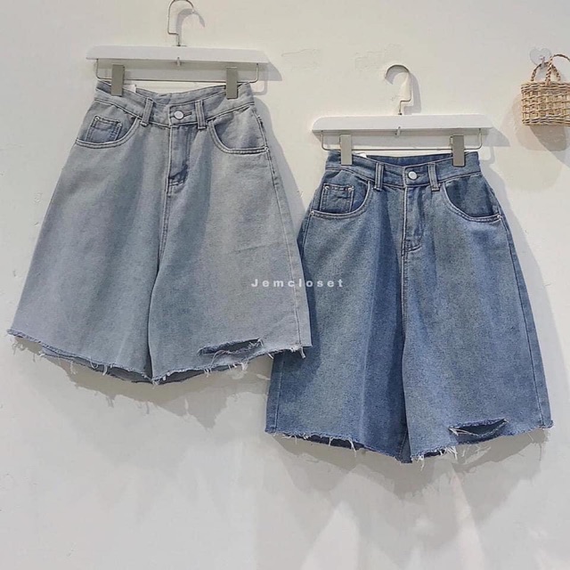 quần sooc bò hit hot năm nay, có 2 màu đậm và nhạt, dễ dàng kết hợp với nhiều loại quần áo và dày dép, thích hợp cho mn.