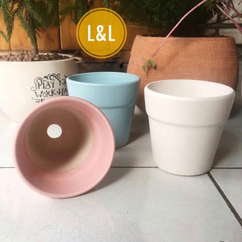COMBO trên bao gồm 5 chậu cây vành miệng mini như hình (không bao gồm cây và phụ kiện trang trí)