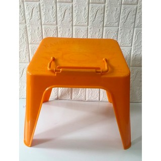 Kệ kinh. Chất liệu bằng nhựa. Có 2 loại màu sắc. Đồ thờ cúng, kệ tụng kinh