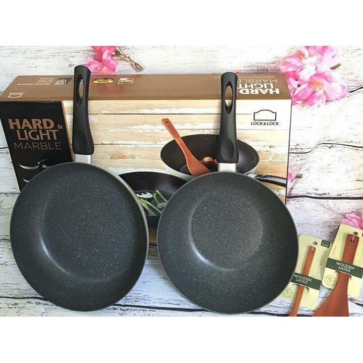 Bộ 2 chảo vân đá Cookplus Hard&amp;Light và 2 muỗng gỗ Lock&amp;Lock LHB9265S4