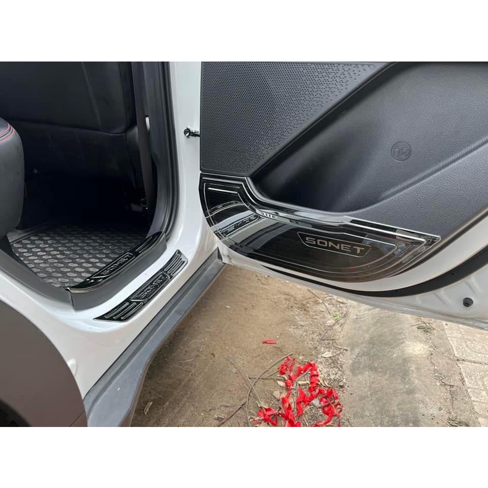 Bộ 4 Ốp Tapli Cửa Xe Kia Sonet 2021 2022 Mẫu Titan+ tặng kèm keo dính, chống xước tapli cửa hiệu quả
