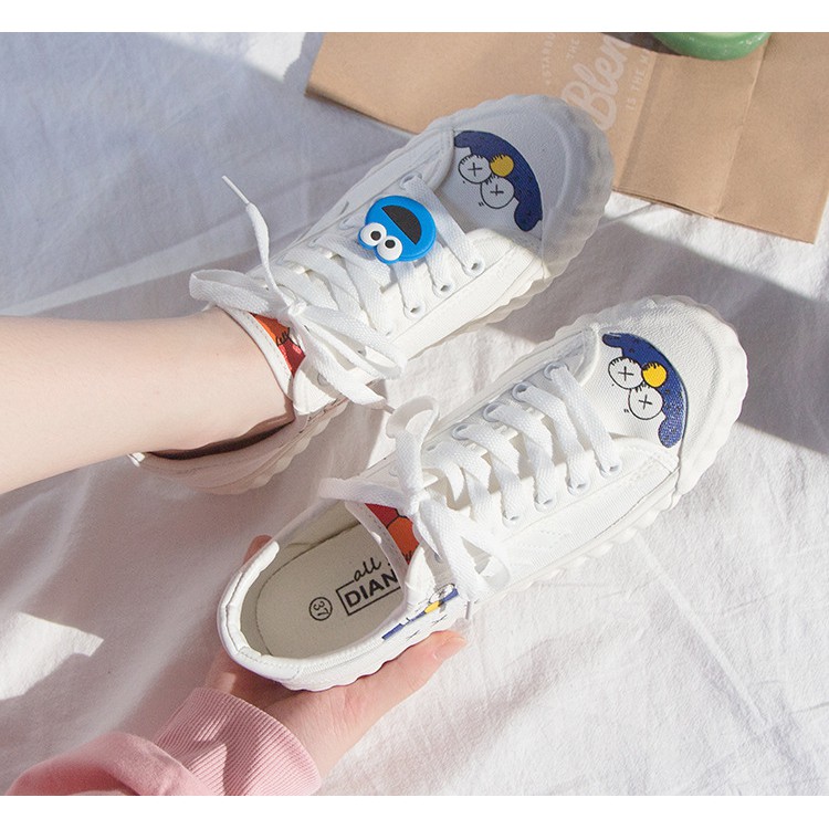 Giày Sneaker Nữ Cá Tính Chất Đẹp Họa Tiết Hoạt Hình Dễ Thương Tặng Đính Giày Ngộ Nghĩnh Thích Hợp Đi Học Chơi Thể Thao