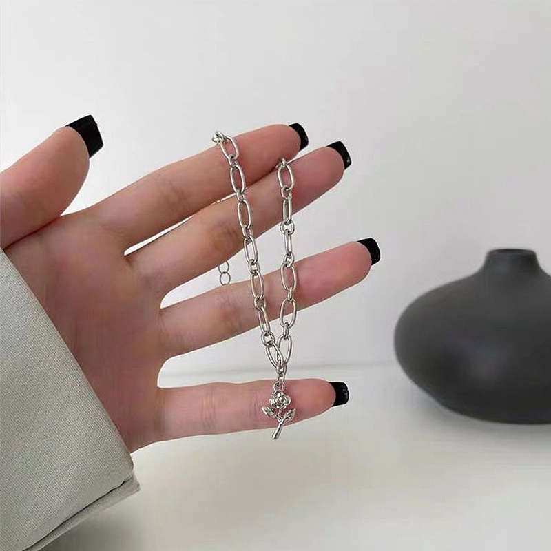 Vòng tay dạng chuỗi xích mặt dây hình hoa hồng thiết kế thời trang | BigBuy360 - bigbuy360.vn