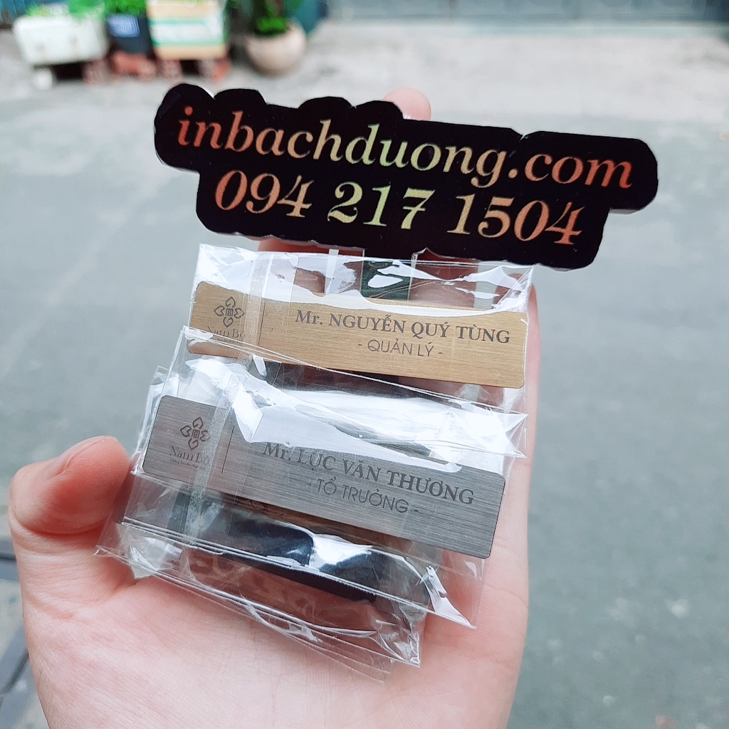 Bảng tên inox bạc xước khắc đen hoặc in màu - In Bạch Dương
