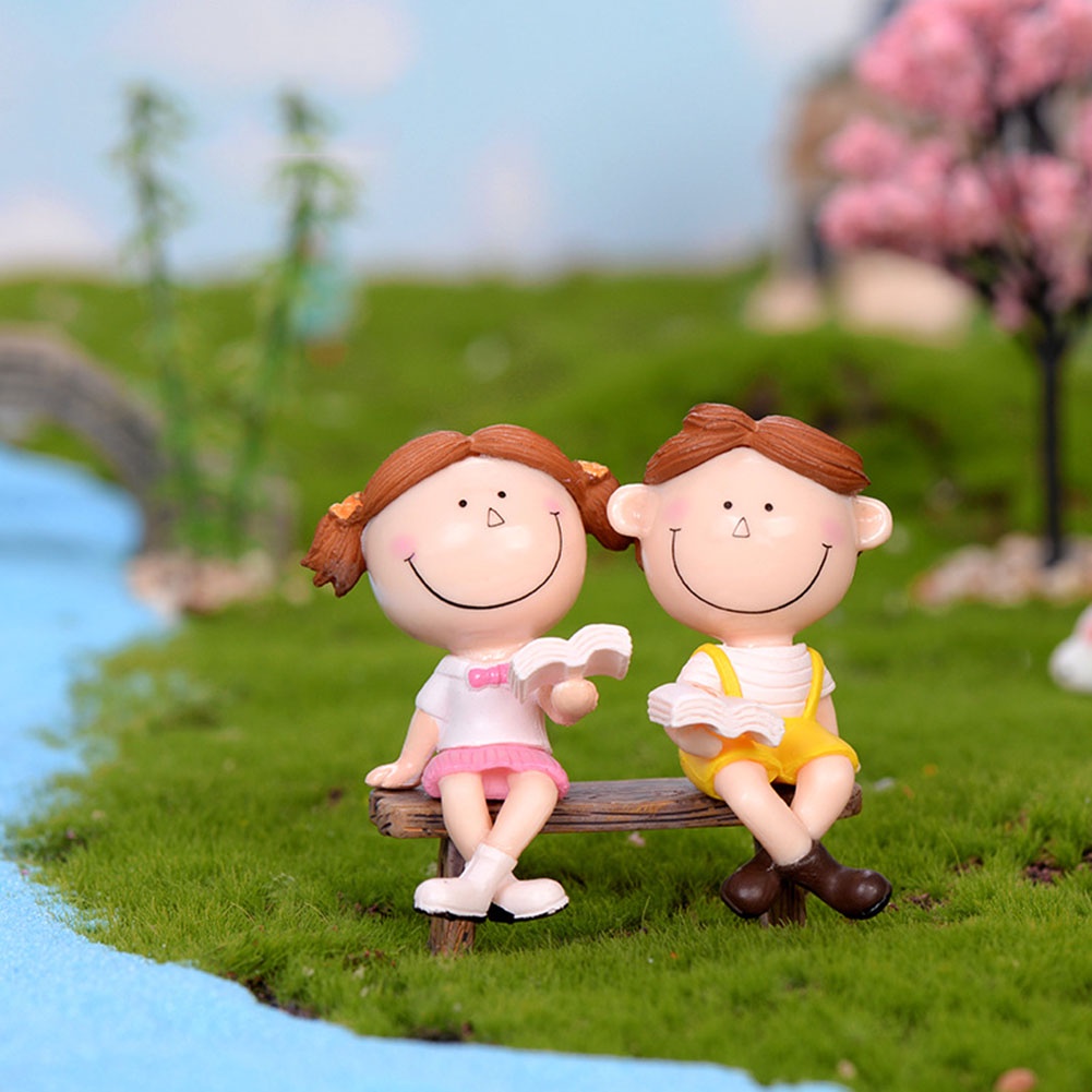 Mô hình bé trai và bé gái ngồi băng ghế trang trí tiểu cảnh DIY dễ thương