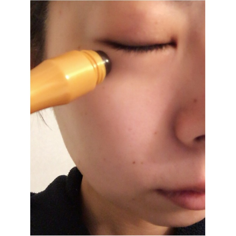 KEM DƯỠNG MẮT Honey Eye Roll on ( dạng lăn)