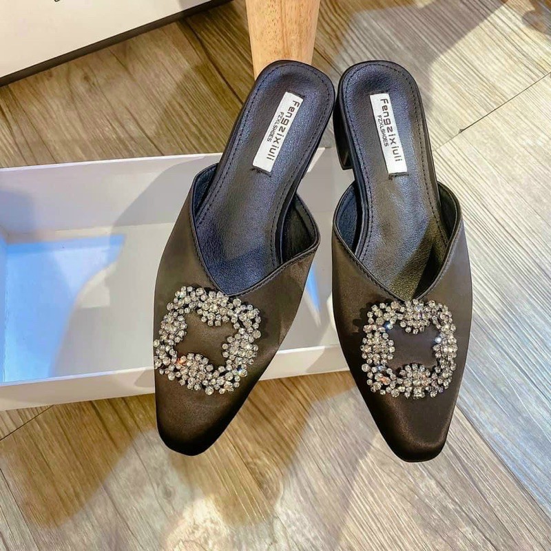 Guốc satin mũi khoá đá vuông gót 2cm