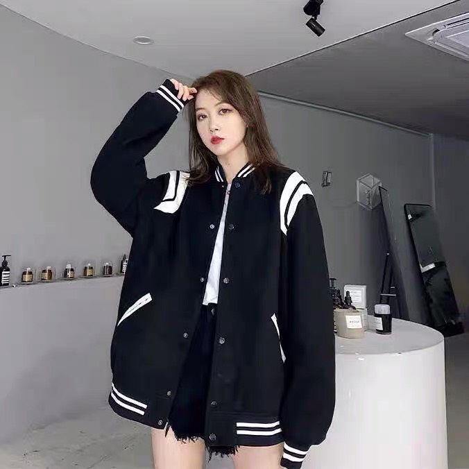 Áo Khoác Bomber Varsity Jacket Nỉ Vai Phối Da Cúc Bấm Unisex đen viền trắng nữ tính