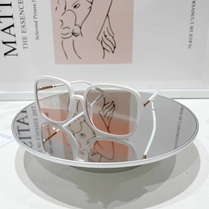 Kính Hiệu Vuông Dio R Màu Trắng Kem Ombre hot