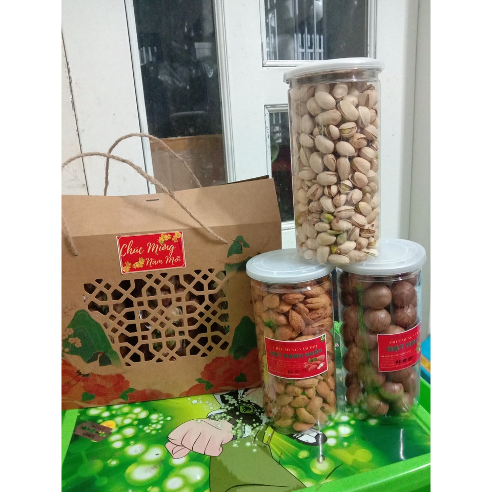 Combo Hộp Quà tết đẹp, sang trọng đủ các loại hạt để lựa chọn: hạt macca, dẻ, hạnh nhân, điều, bánh hạt ..