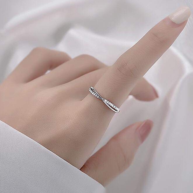 Nhẫn bạc Nhẫn Basic đan sóng nạm đá trắng nhỏ Van Jewelry V10740