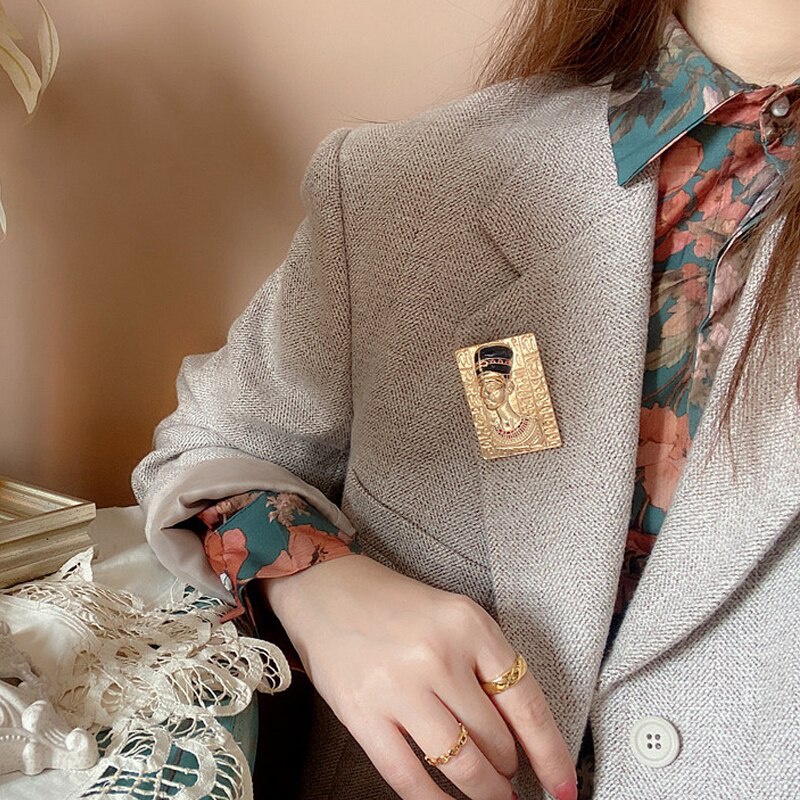 Ghim Cài Áo Hình Vuông Bằng Kim Loại Tráng Men Chạm Nổi Phong Cách Cổ Điển Sáng Tạo Cho Nam Và Nữ