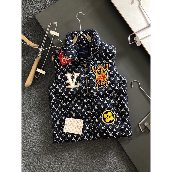 Áo khoác phao gile nam họa tiết chữ và nhiều hình thêu thương hiệu Louis Vuitton LV cao cấp