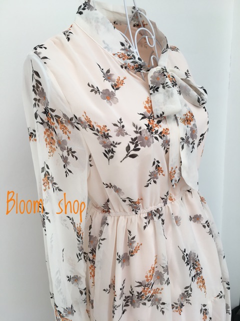 Váy dài điểm hoa