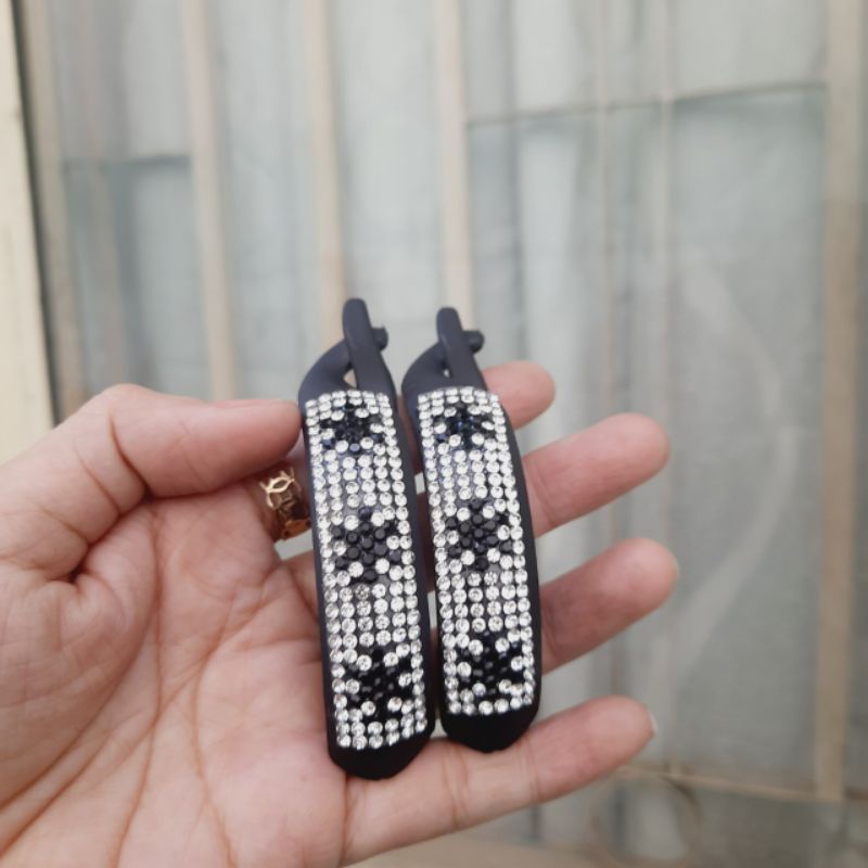 Kẹp cóc ngang đen nhám đính xoàn 3 hoa