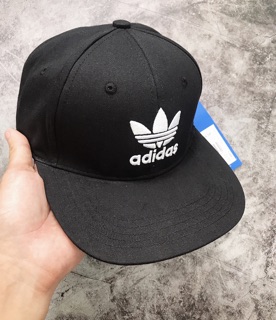 Snapback đen logo thêu