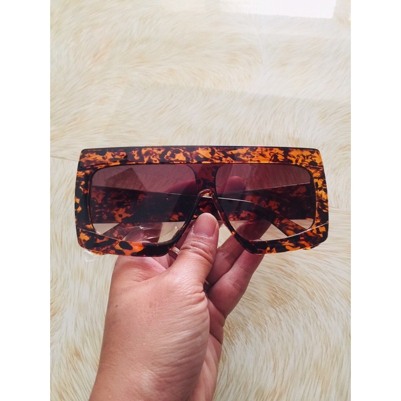 Kính mát tuyển tặng son