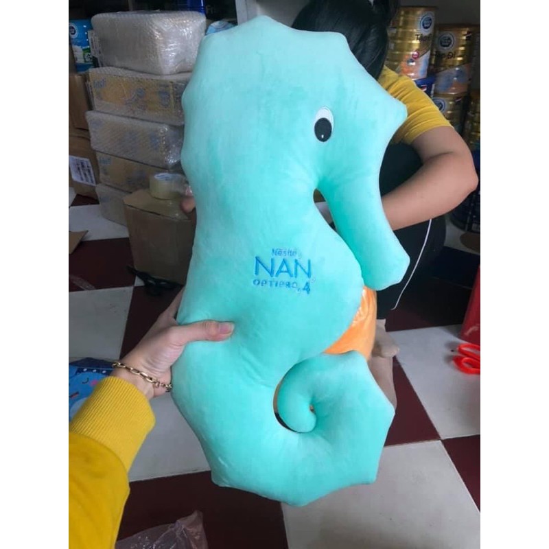 gôi ôm cá ngựa cho bé