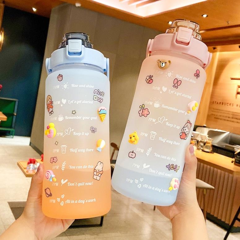 Bình nước 2 lít tặng Sticker dành cho người lười uống nước Fan House bình nước cute 2L có ống hút, vạch chia nhắc giờ