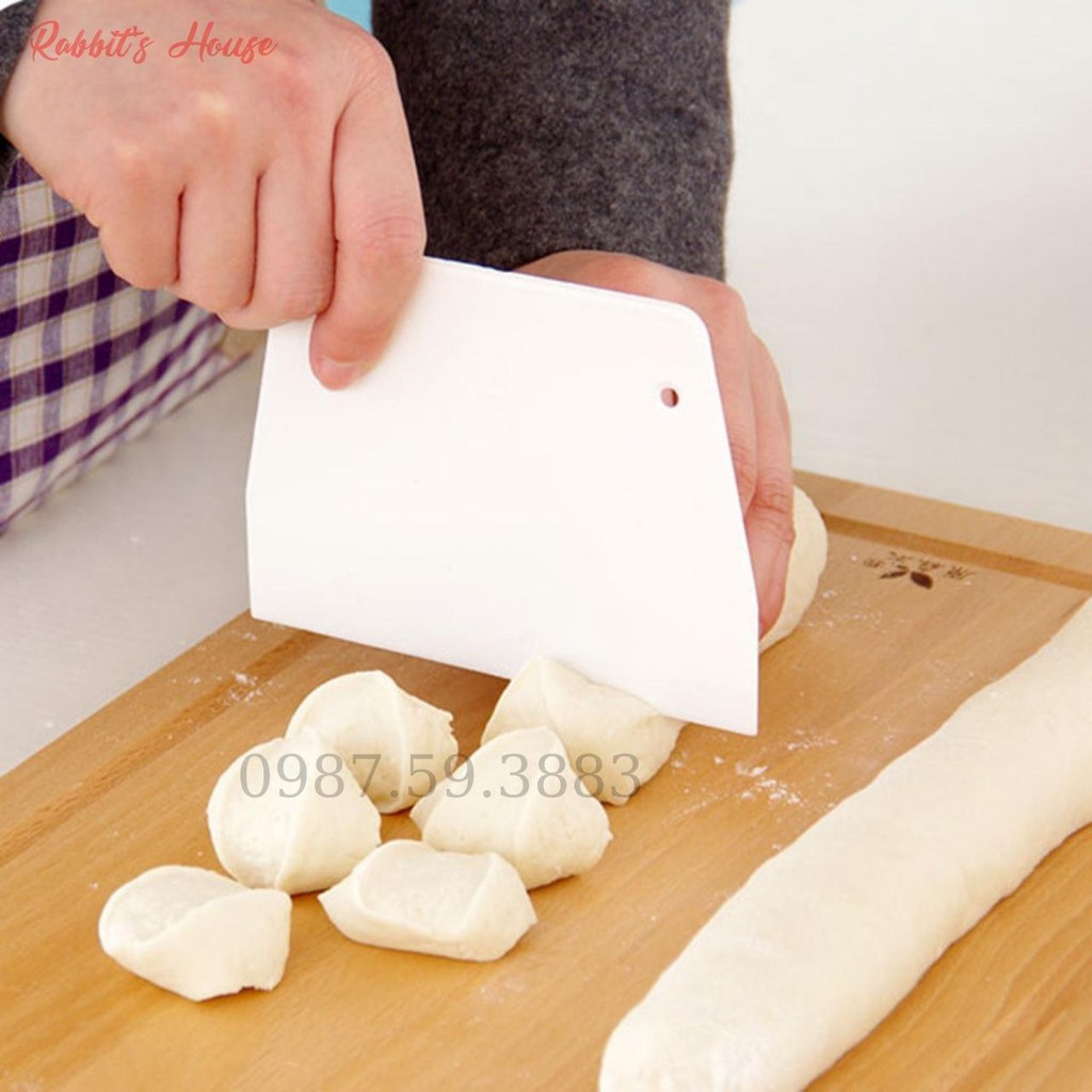Dụng cụ cắt bột bánh / phết kem lên bánh bằng nhựa mềm hình thang tiện dụng