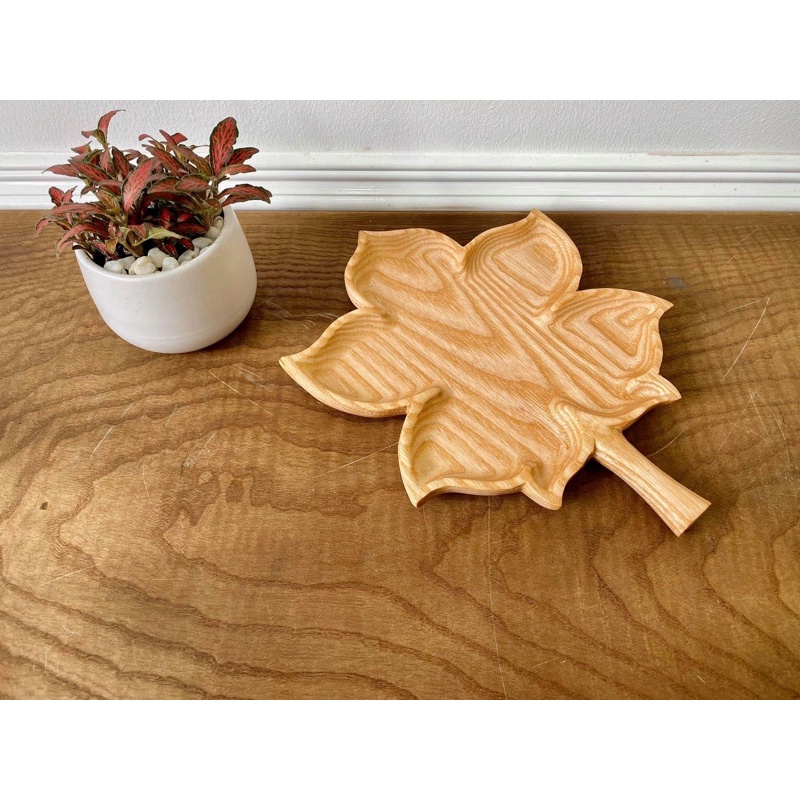 Khay gỗ decor BOMI - Khay gỗ đựng đồ ăn gỗ tần bì hình lá đỏ siêu xinh BOMK35A