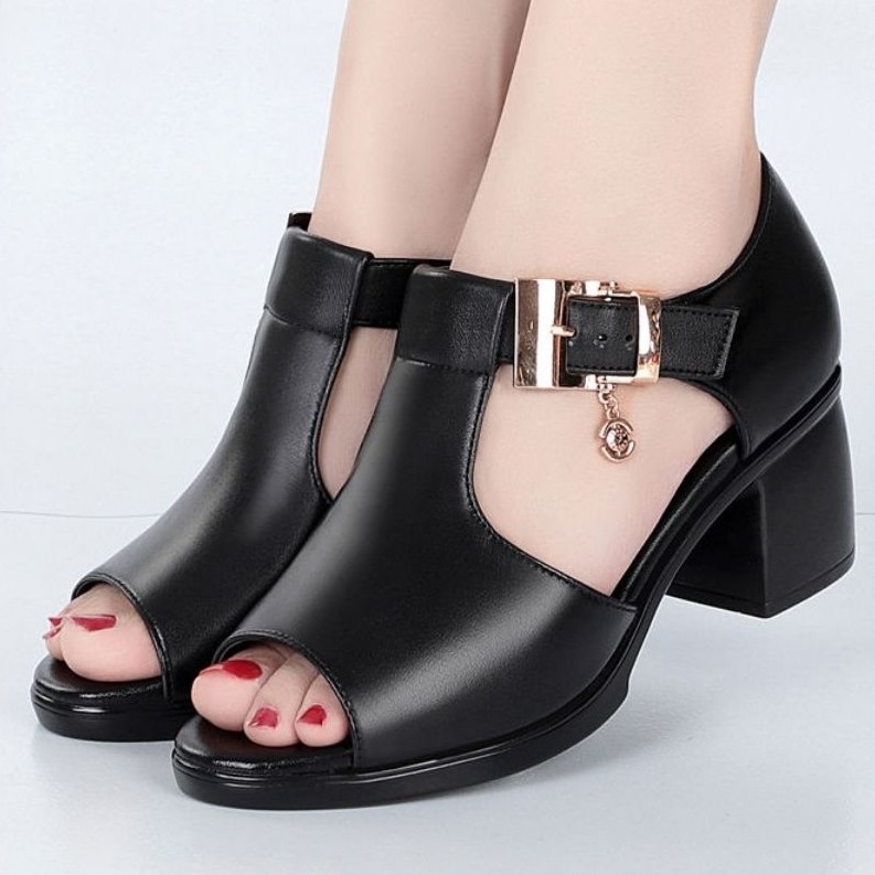 Giày sandal gót cao vừa dễ phối đồ thời trang xuân hè cho phụ nữ trung niên