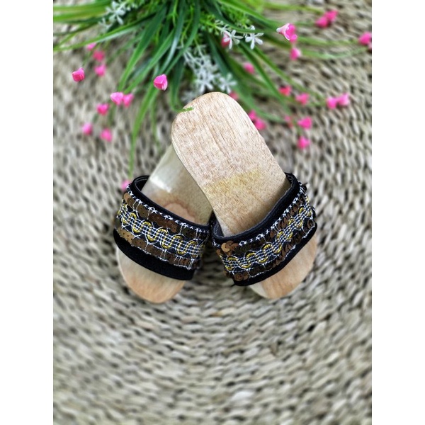 Guốc gổ quai nhung dành cho bé 1 tuổi đến 15 tuổi