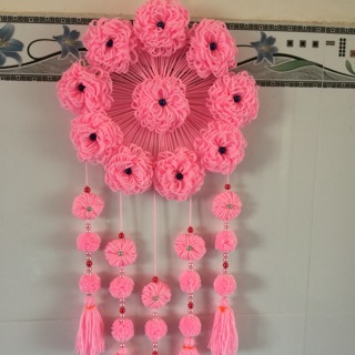 Vòng dreamcatcher và hoa len treo tường