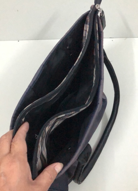 Túi chuẩn si. Túi chất dù dày fom mang vai. Túi có 3 ngăn lớn tha hồ đựng đồ. Sz đáy 28,miệng 40, cao 26. Lót mới sạch .