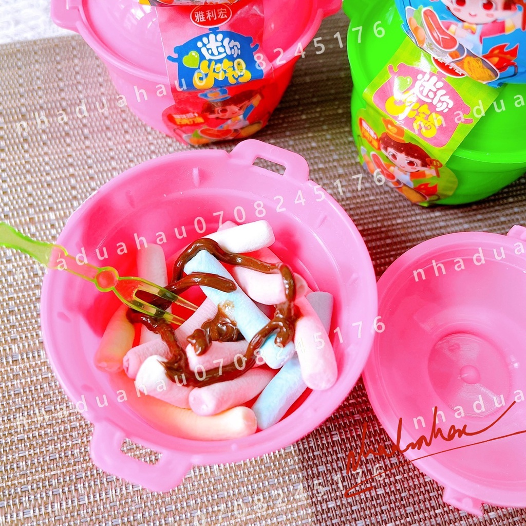 Một hộp kẹo gòn mashmallow kèm siro sô cô la hình nồi lẩu sắc màu dễ thương cho bé Hongkong cái 50gam
