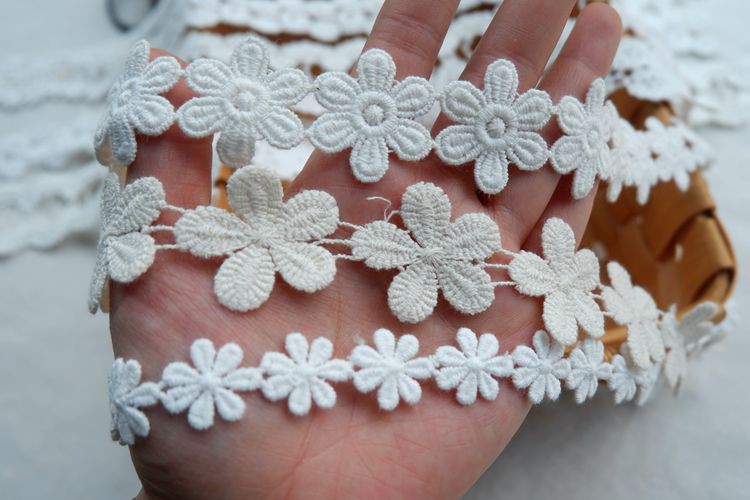 Miếng vải cotton thêu ren hoa 1.6cm tiện lợi