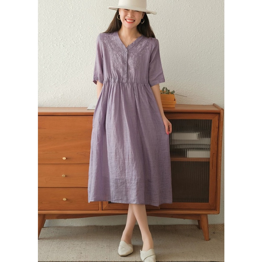 Đầm linen suông cổ V, Váy linen nữ suông dài nhún eo thêu hoa trước ngực Da189
