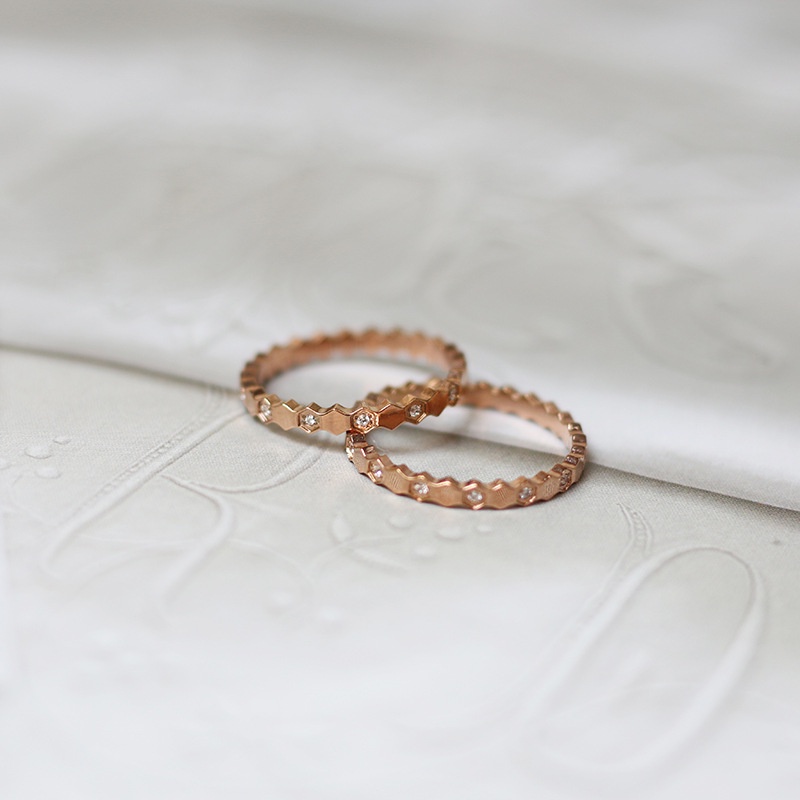 Nhẫn titan kiểu tổ ong lục giác đính đá xen kẽ không gỉ