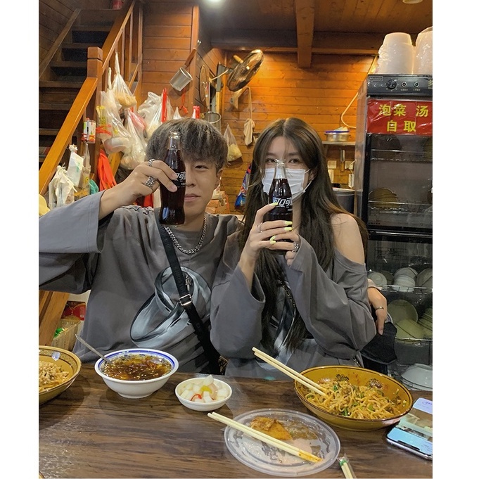 Áo thun tay dài dáng rộng/áo hở vai 2 màu tùy chọn in họa tiết phong cách Hàn Quốc thời trang cho cặp đôi | BigBuy360 - bigbuy360.vn