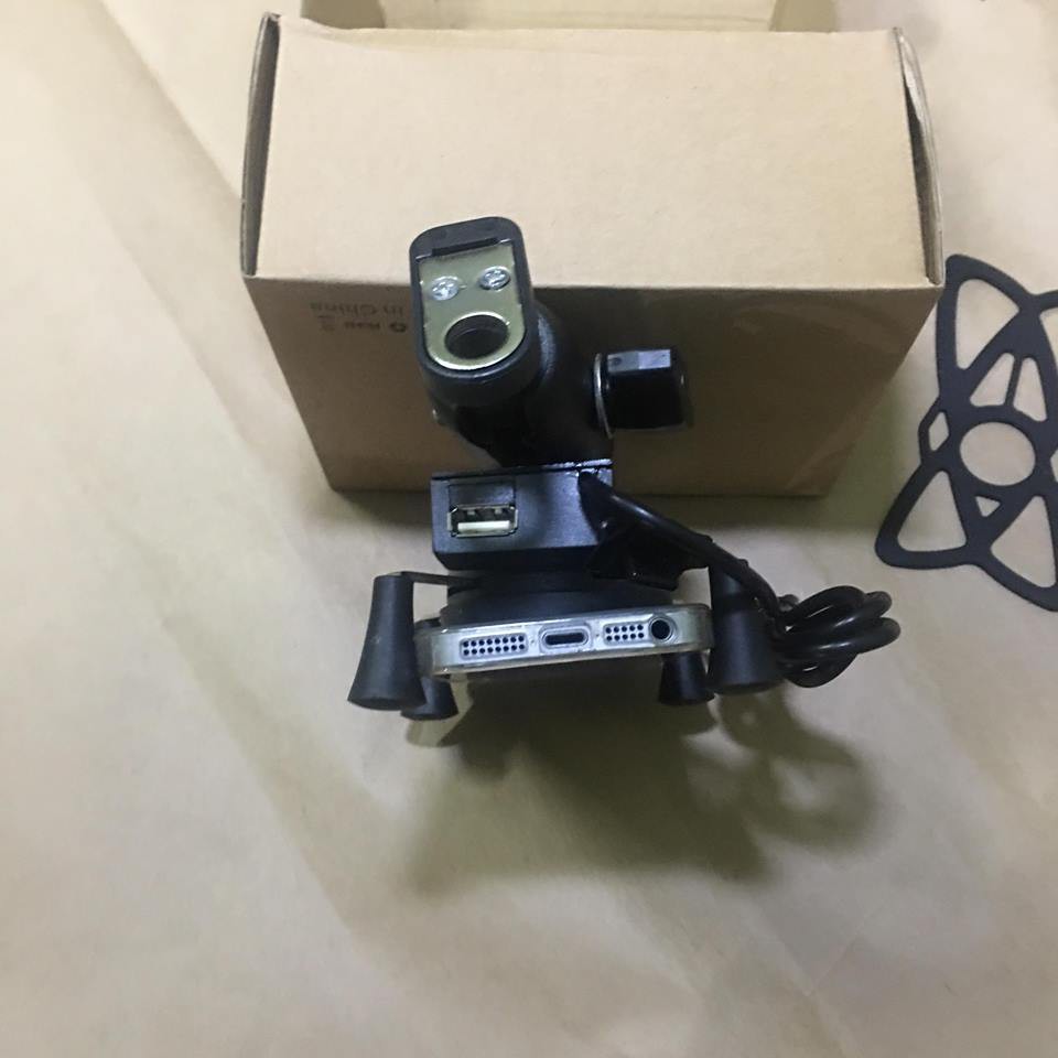 Giá đỡ điện thoại có sạc loại chân nhựa