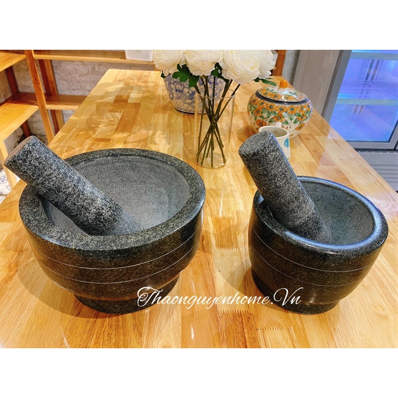 Cối đá tảng nguyên khối nặng trịch