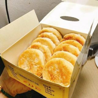 Hộp 10 bánh hạt dẻ.