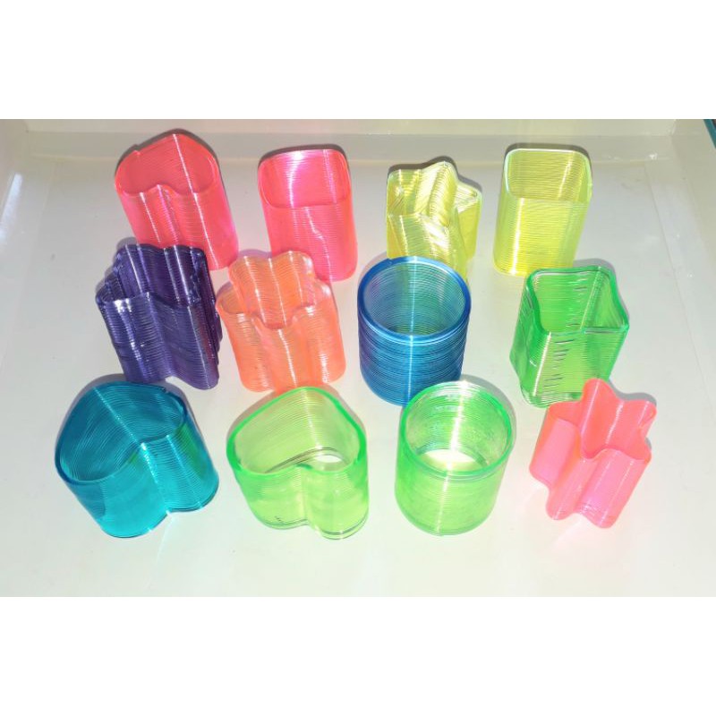Một cái lò xo bằng nhựa loại 4cm nhiều màu rất đẹp
