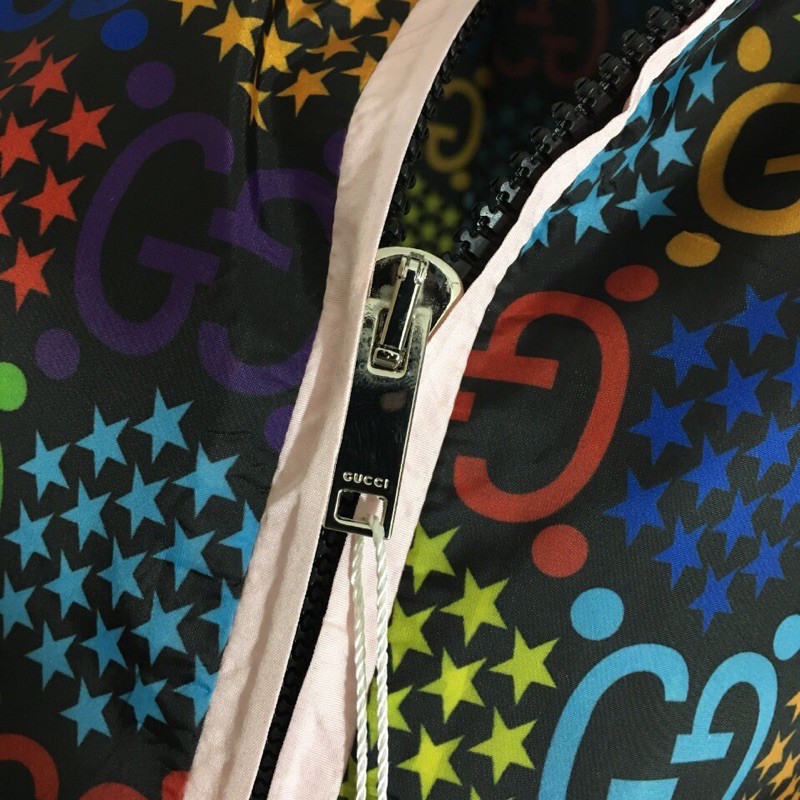 Bộ thể thao hoạ tiết in hạt sóng kẹo popping gồm áo khoác gió và quần short thương hiệu Gucci GG cao cấp