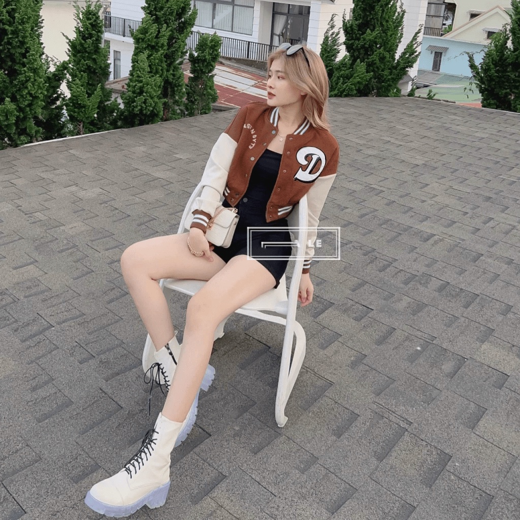 ÁO KHOÁC NHẸ NỮ CÚC BẤM PHONG CÁCH CROPTOP HỌA TIẾT CHỮ D SÀNH ĐIỆU THỜI TRANG