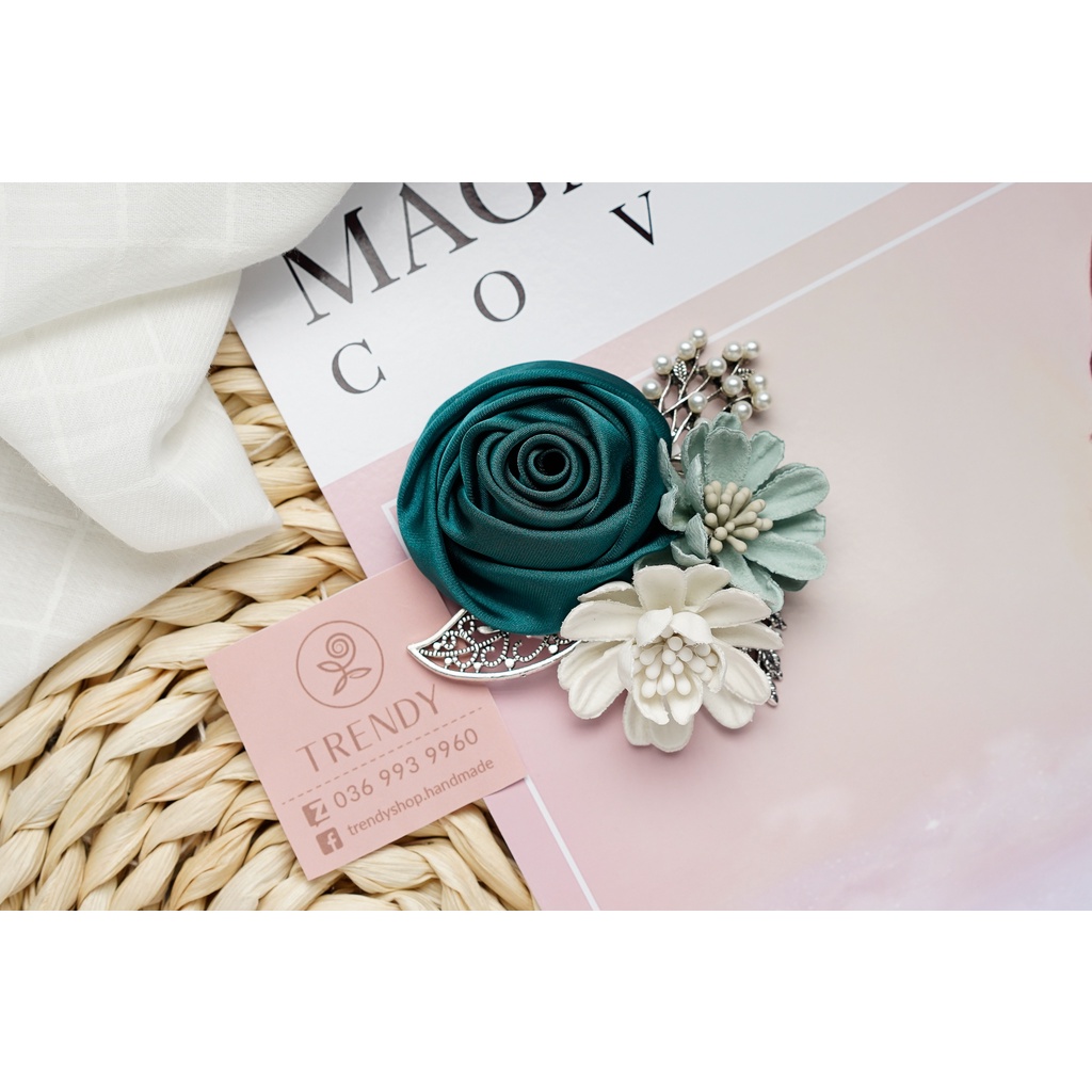 Hoa Cài Áo - Tag hoa hồng cuộn cài áo mix hoa cúc - Hoa vải handmade