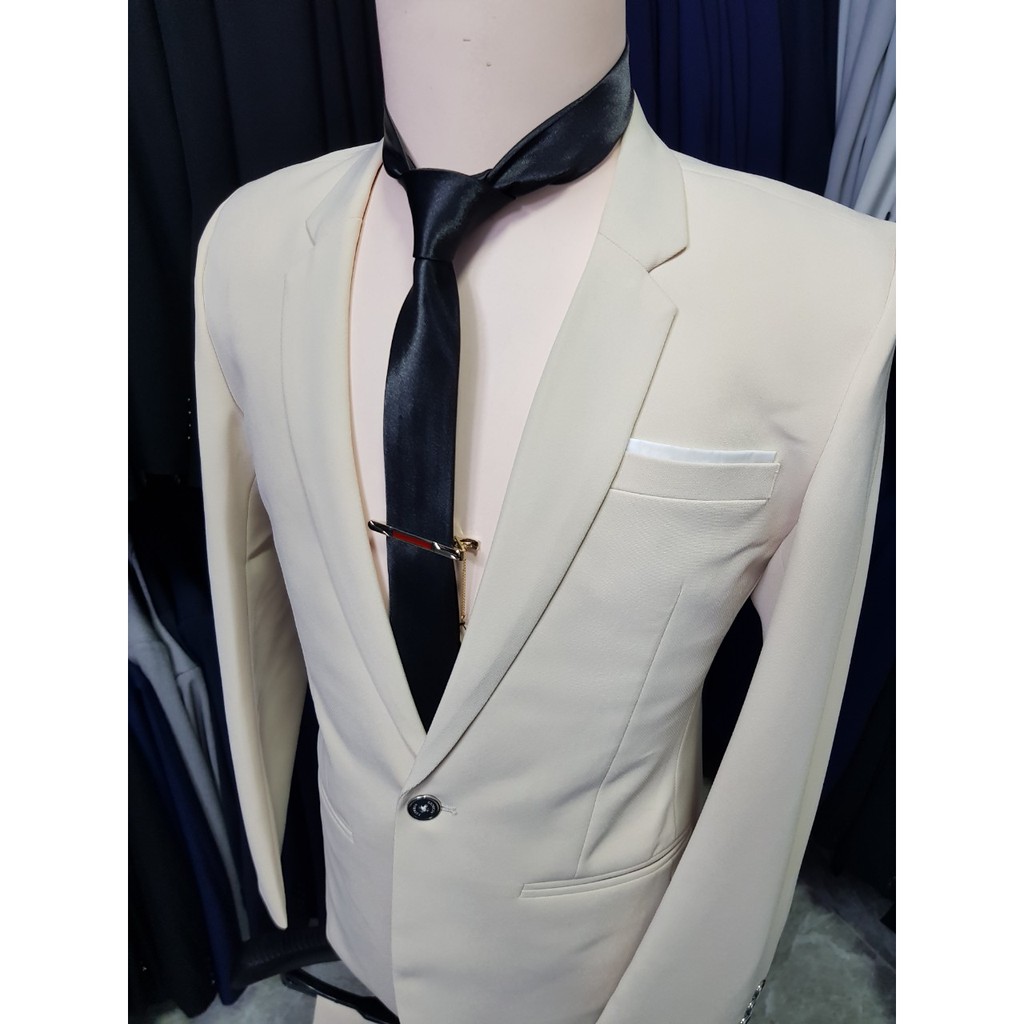 Bộ vest nam màu kem nhạt form ôm body tặng cà vạt kẹp