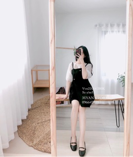 Váy đen dáng yếm tay lỡ